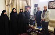 دیدار معاون تعاون و امور اجتماعی بنیاد شهید و امور ایثارگران با خانواده شهید سیدعباس رسولی
