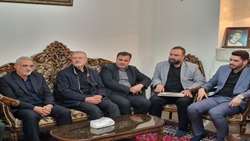 دیدار معاون فرهنگی و آموزشی بنیاد شهید با خانواده‌های شهدا در کاشان
