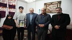 دیدار معاون فرهنگی و آموزشی بنیاد شهید و امور ایثارگران با خانواده شهدای جنایات آمریکایی صهیونیستی