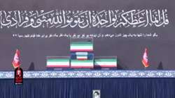   لحظاتی از شعرخوانی حاج مهدی رسولی در مراسم وداع مردم ایران عزیز با «آقای شهید ایران» در مصلی امام خمینی(ره) تهران