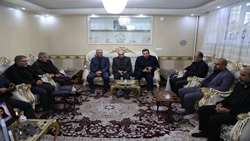 ادای احترام مسئولان کشوری و استانی به خانواده ۱۳ شهید تبریز