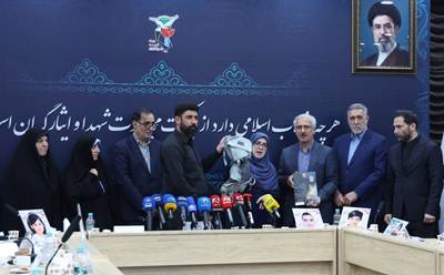  مراسم رونمایی از کتاب خونابه میناب و تجلیل از خانواده‌های شهدای میناب و شهدای کودک جنگ تحمیلی رمضان 