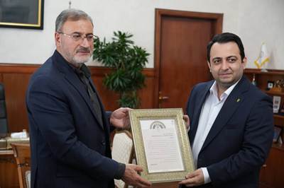 تجلیل بنیاد شهید و امور ایثارگران از مدیرعامل بانک ملی ایران/ تداوم روحیه ایثارگری جلوه‌ای از پیروزی در برابر دشمنان است